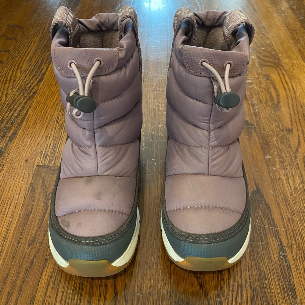 Girls size 1 North Face snow boots.
